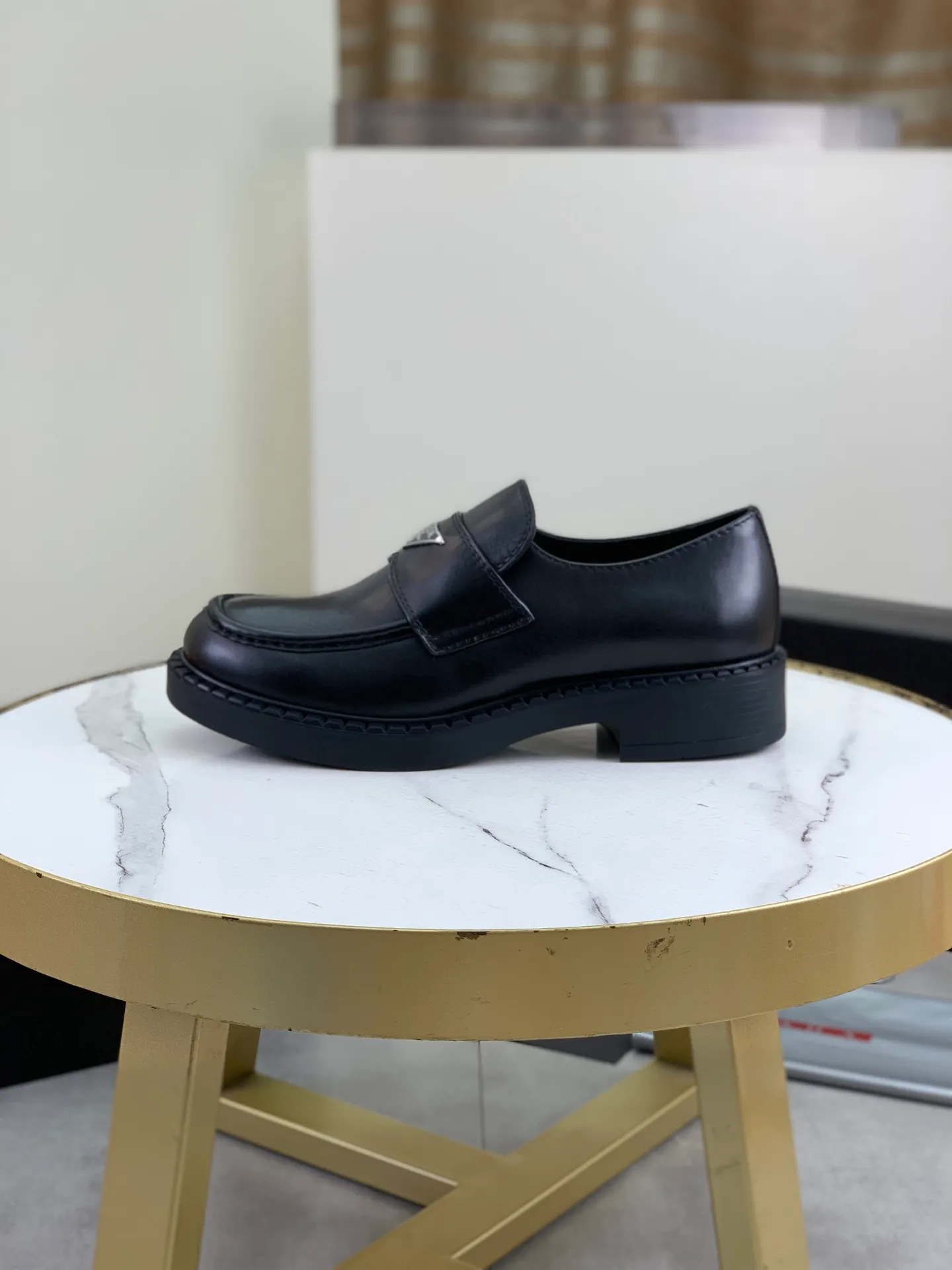 Factory price P800 💰Original quality, top version🔱 ＰＲＡＤＡPrada. Men's business casual leather shoes, top quality cow leather. 1:1 shipment ⬆️Luxurious and noble, all made of imported original first-layer fine suede cowhide, just to create a more comfortable wearing experience. Upper: original comfortable open-edge bead-rubbed calfskin ➕Top imported water-dyed full cow lining, original high-end lightweight and comfortable TPU combination bottom ✔️Code number: 39-44 (38 45 Can be customized)